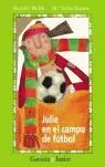 JULIE EN EL CAMPO DE FUTBOL