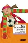 JULIE EN EL CAMPO DE FÚTBOL