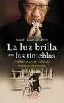LUZ BRILLA EN LAS TINIEBLAS, LA